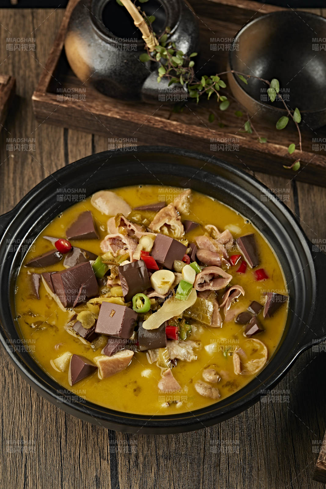砂锅酸汤毛血旺-摄影图