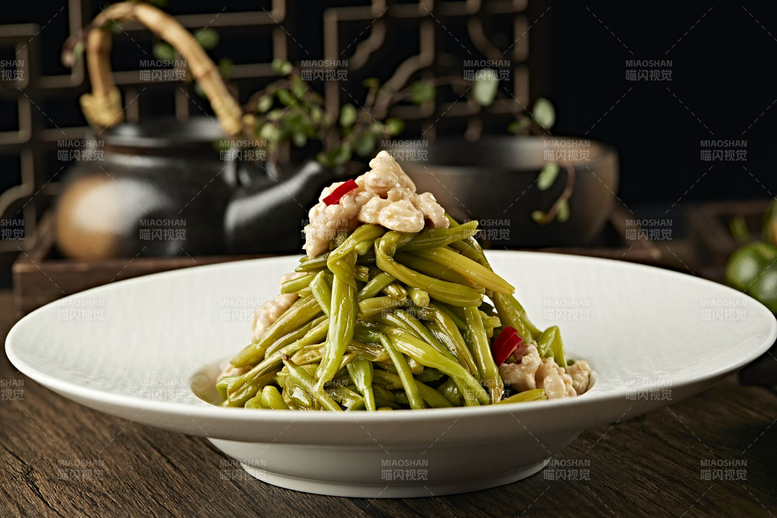 浇汁桃仁鲜黄花菜