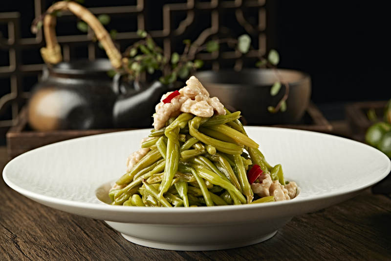 浇汁桃仁鲜黄花菜