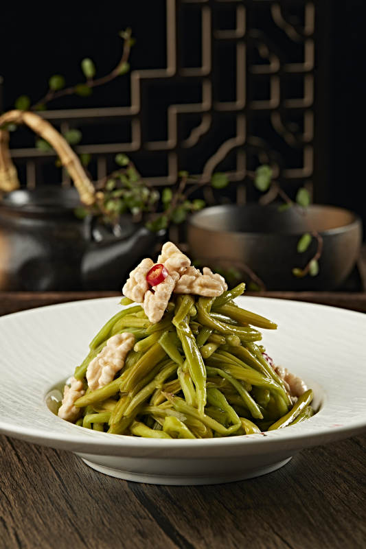 浇汁桃仁鲜黄花菜