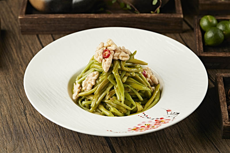 浇汁桃仁鲜黄花菜