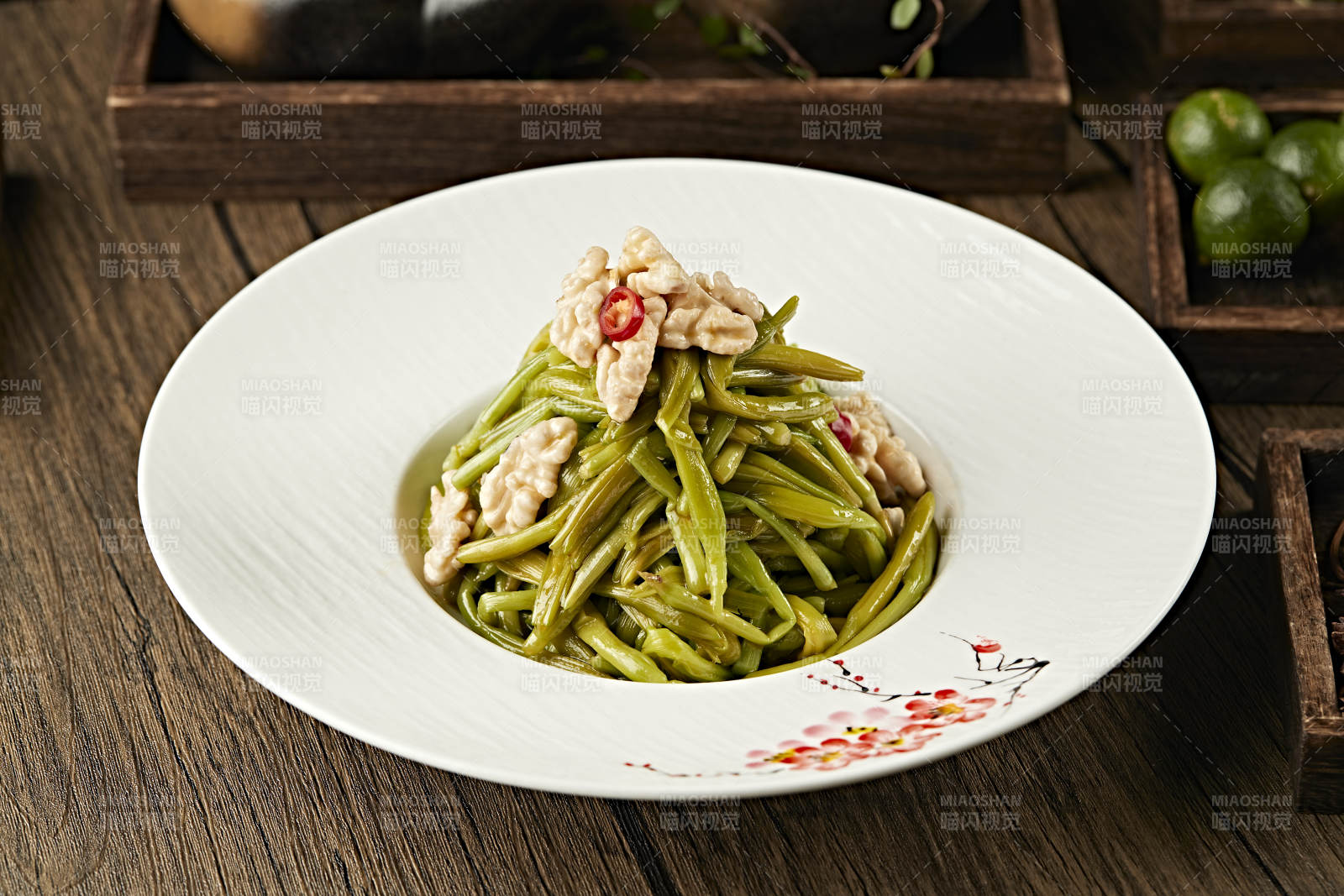 浇汁桃仁鲜黄花菜