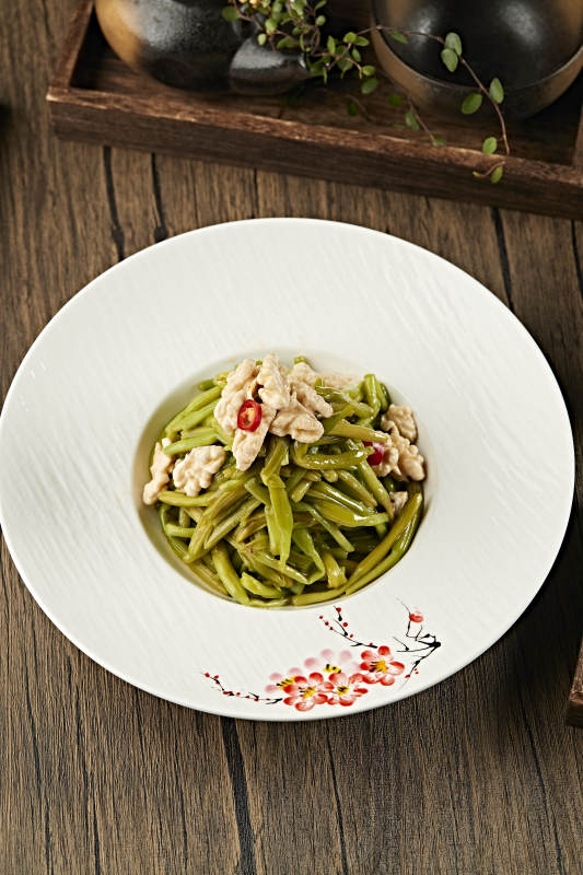 浇汁桃仁鲜黄花菜