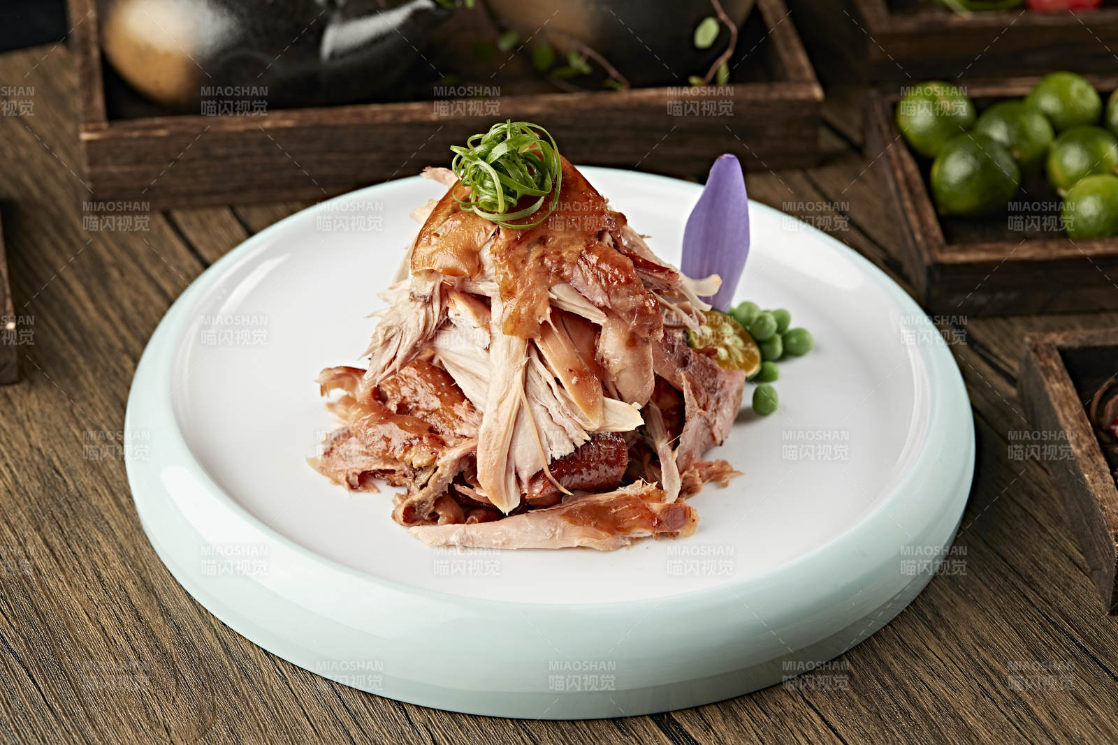 美味手撕熏鸡-摄影图