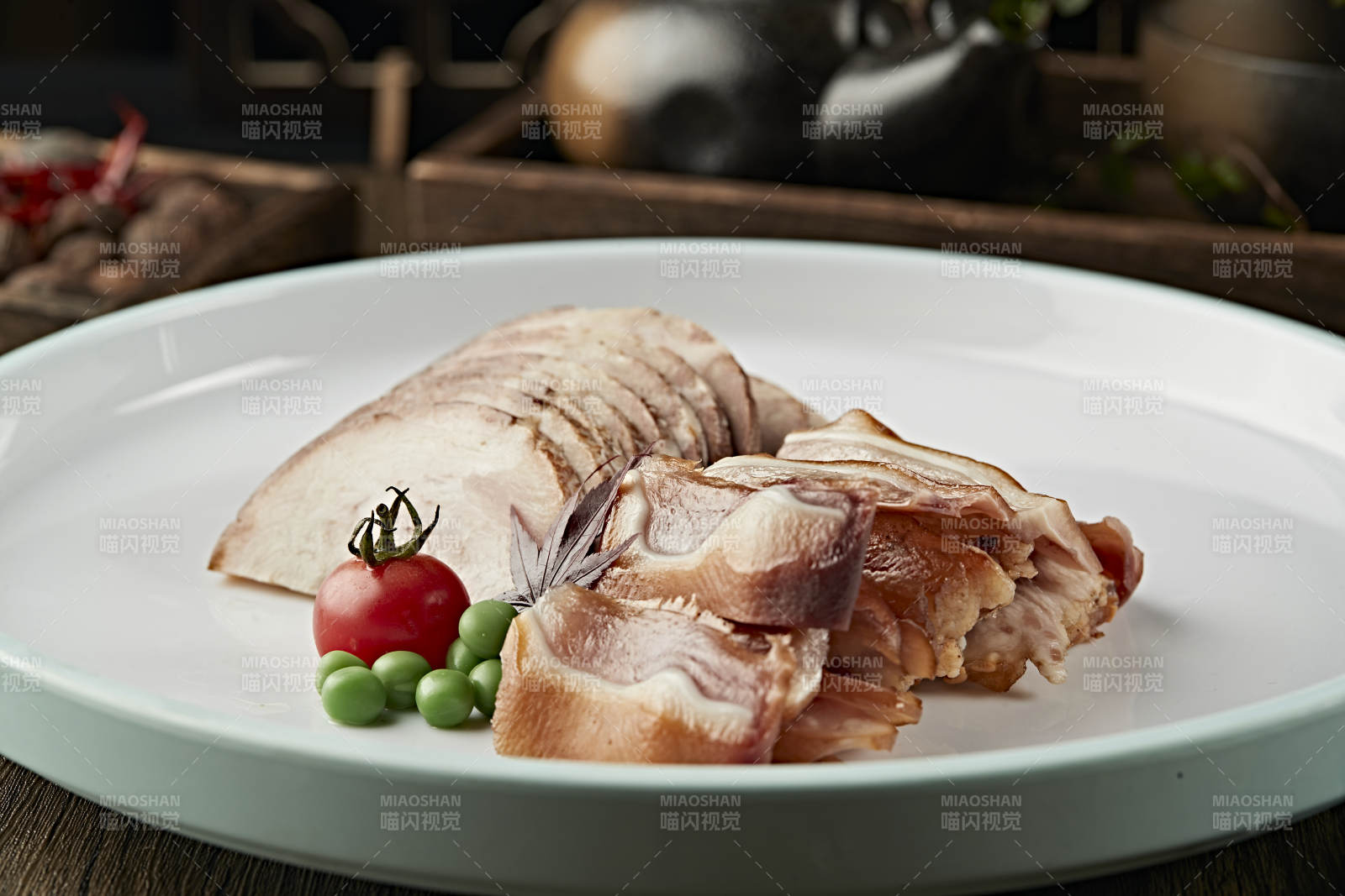 烟熏肘花切片配熏猪耳丝