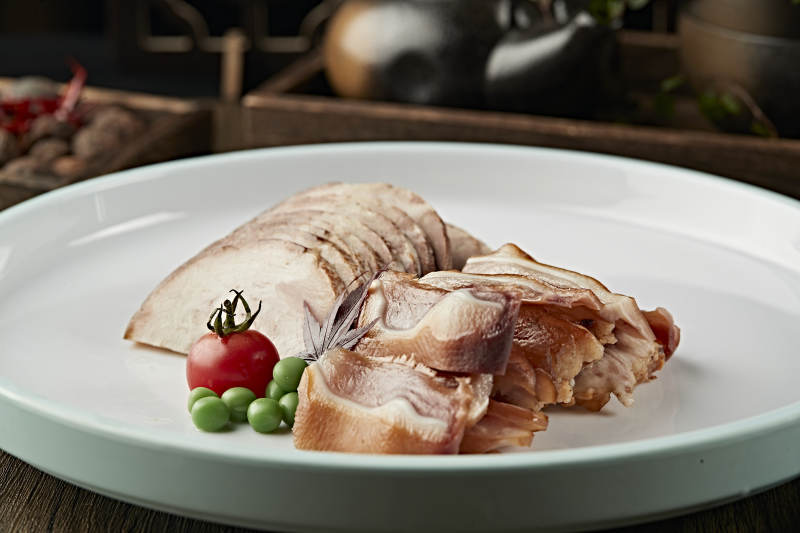 烟熏肘花切片配熏猪耳丝