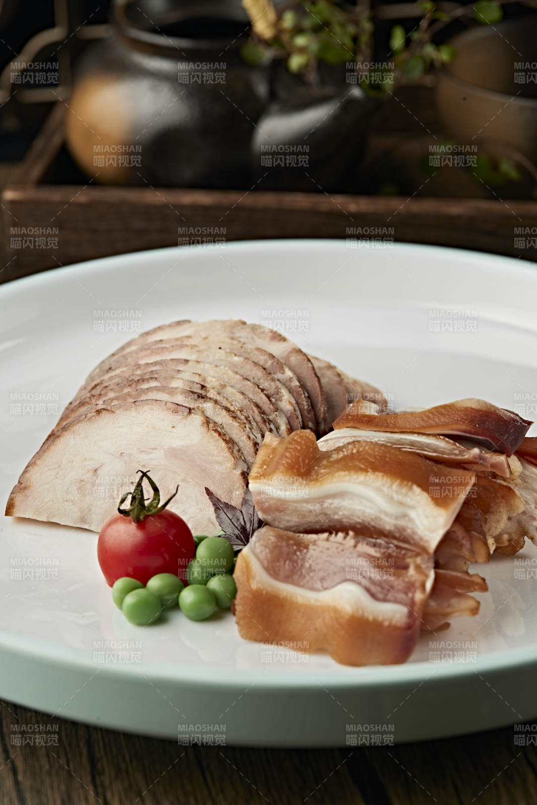 烟熏肘花切片配熏猪耳丝