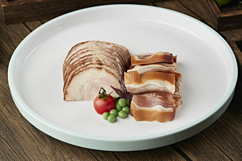 烟熏肘花切片配熏猪耳丝