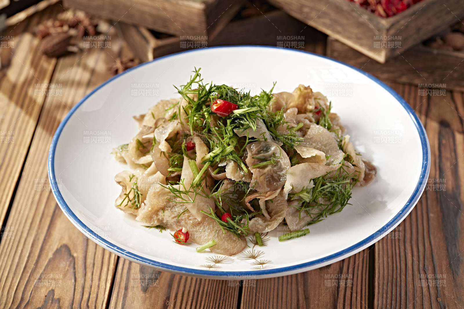 精美小凉菜茴香碎凉拌猪耳菌