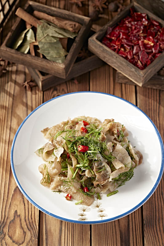 精美小凉菜茴香碎凉拌猪耳菌