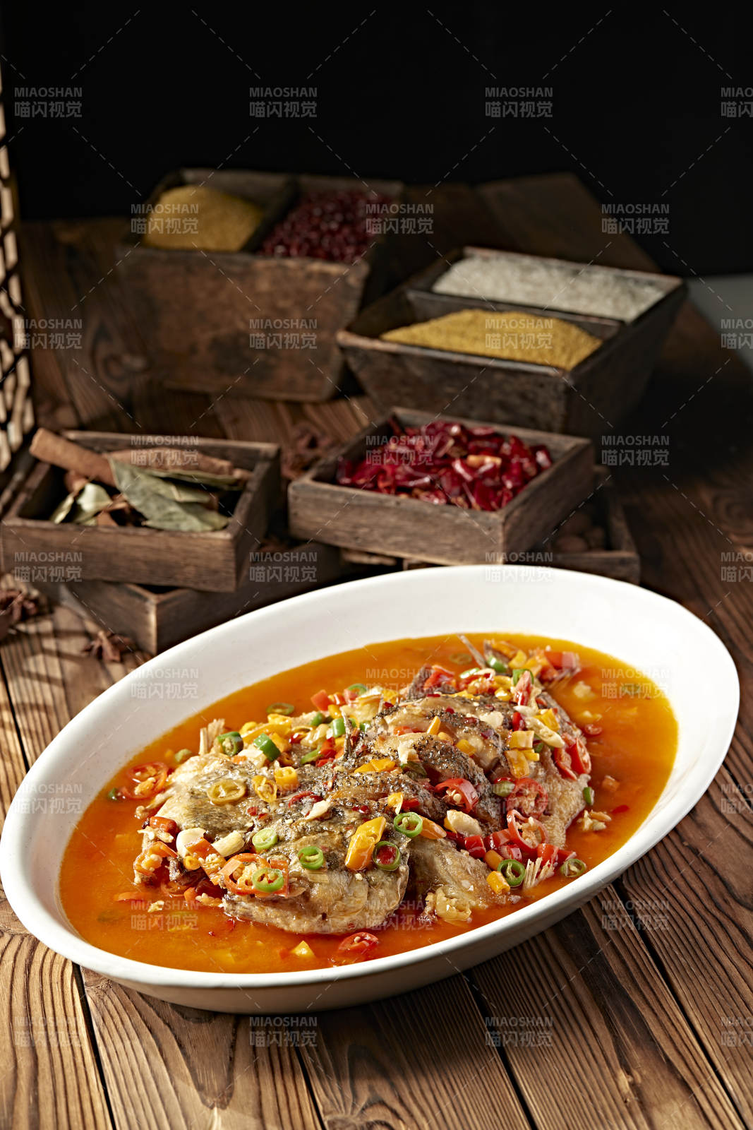 酸汤香辣剁椒炖鲈鱼图片