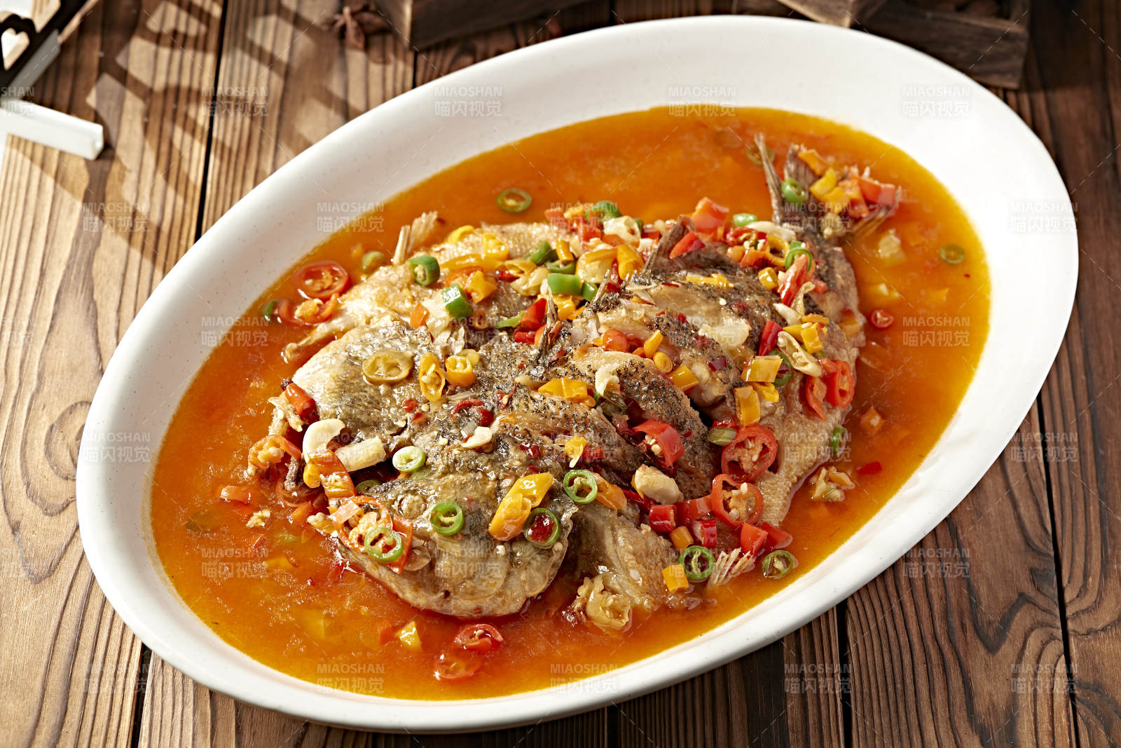 酸汤香辣剁椒炖鲈鱼图片