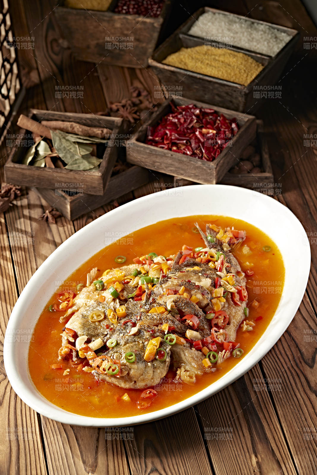 酸汤香辣剁椒炖鲈鱼图片