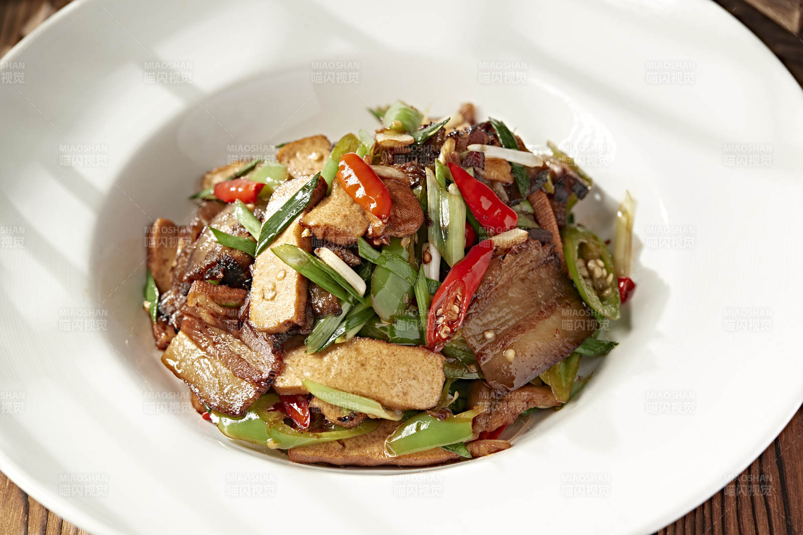 蒜苗米椒香干烧炒腊肉