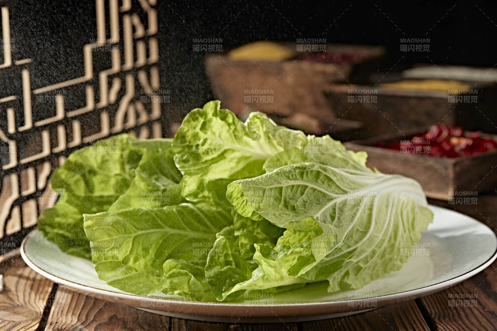 新鮮的兩顆翠綠鮮嫩小白菜