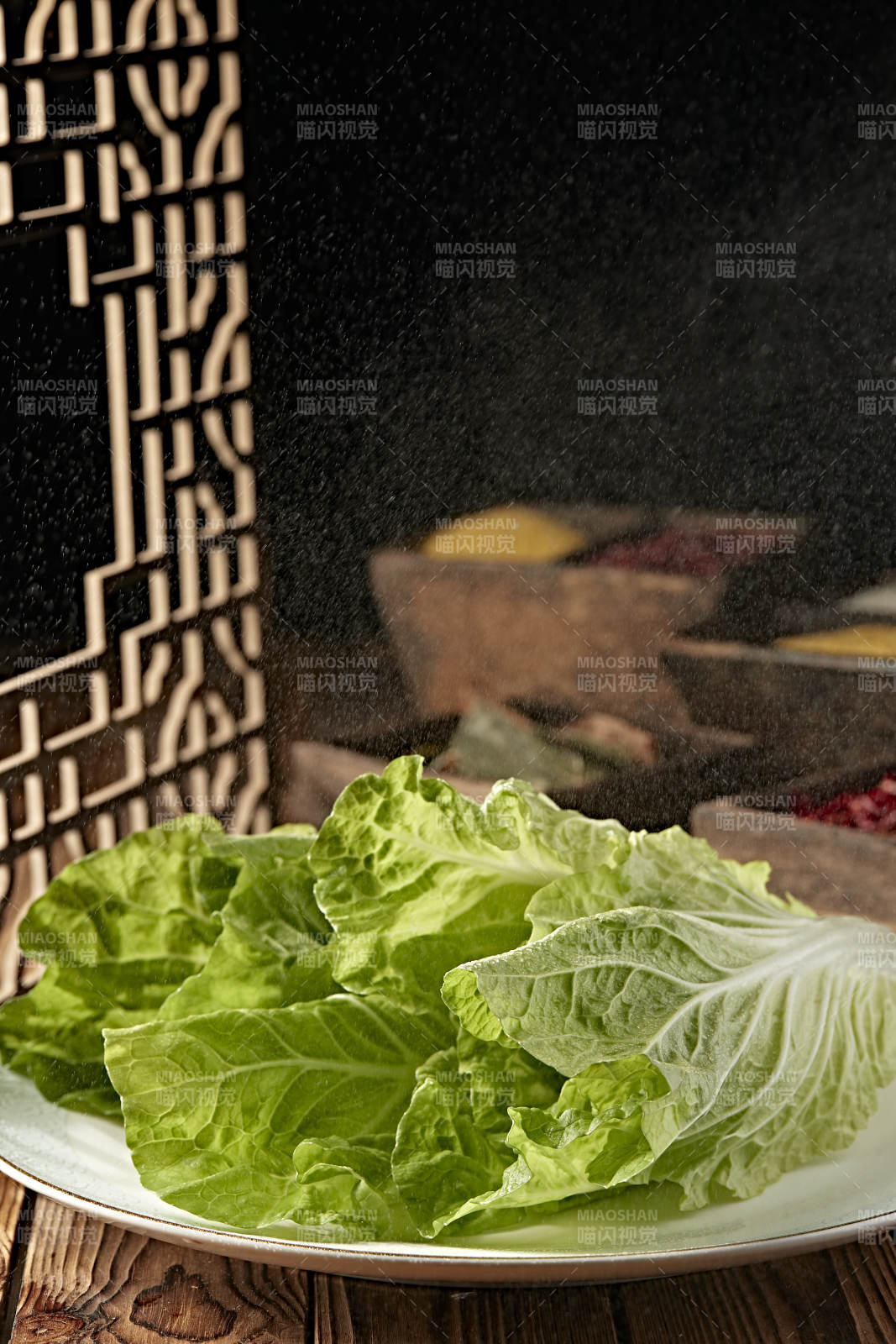 新鮮的兩顆翠綠鮮嫩小白菜