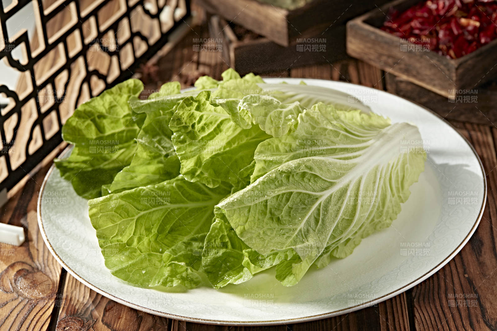 新鮮的兩顆翠綠鮮嫩小白菜