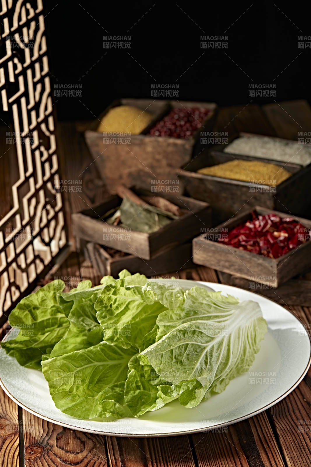 新鮮的兩顆翠綠鮮嫩小白菜