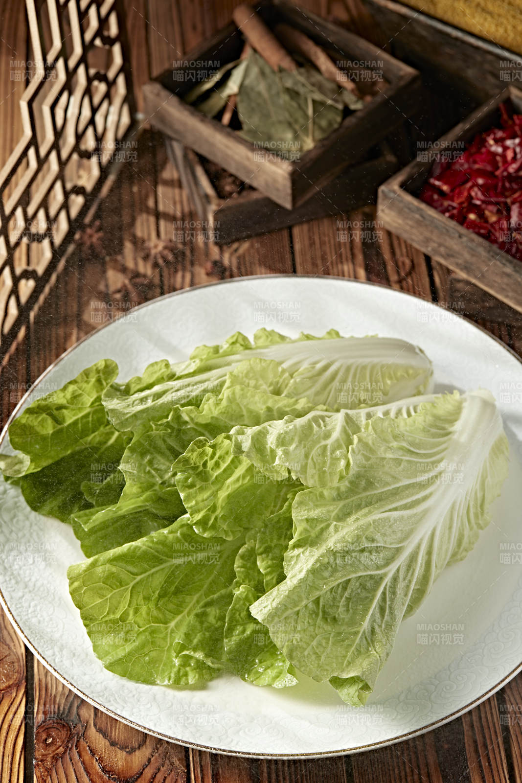 新鮮的兩顆翠綠鮮嫩小白菜