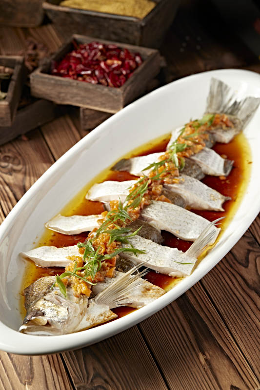 香辣灯笼椒剁椒蒸白鱼