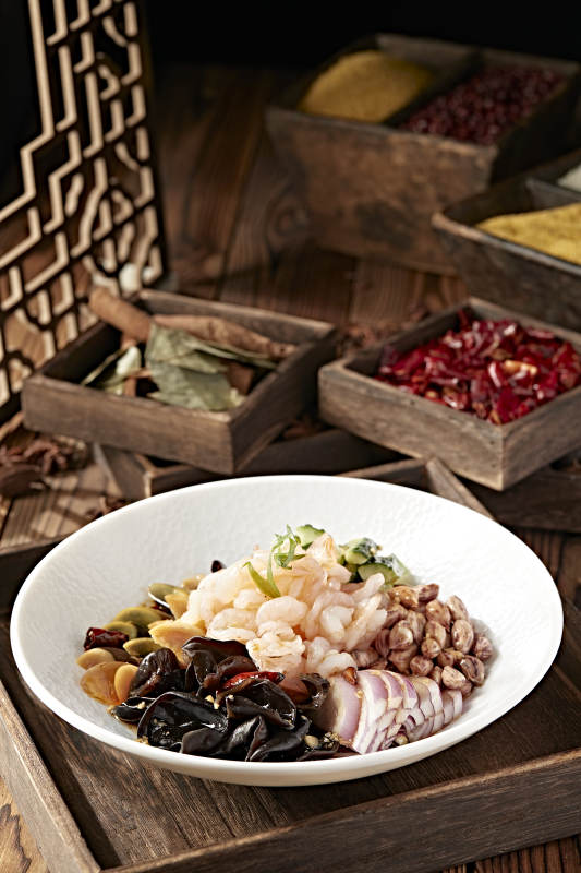 醋腌六样皮蛋黄瓜木耳花生洋葱虾仁