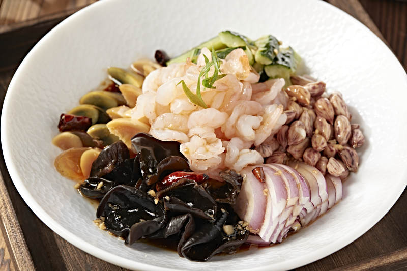 醋腌六样皮蛋黄瓜木耳花生洋葱虾仁