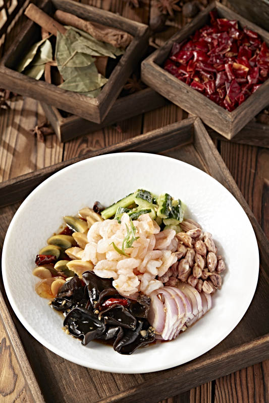 醋腌六样皮蛋黄瓜木耳花生洋葱虾仁