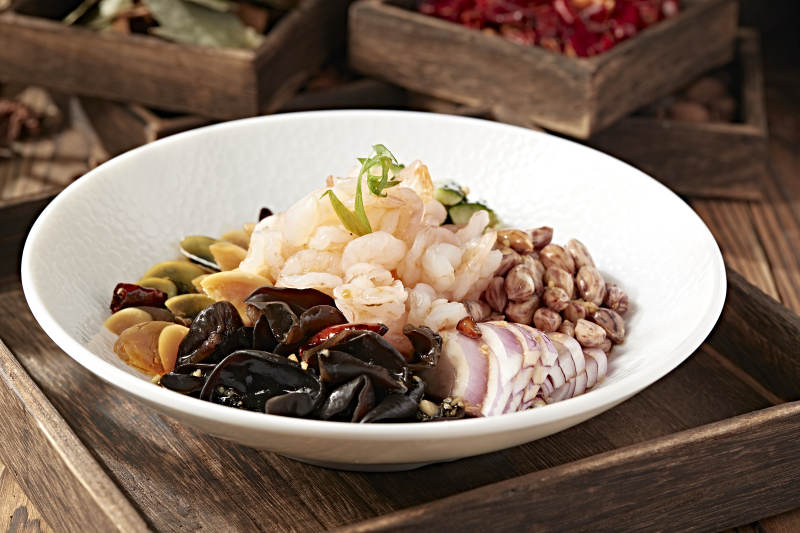 醋腌六样皮蛋黄瓜木耳花生洋葱虾仁