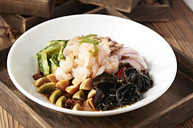 醋腌六样皮蛋黄瓜木耳花生洋葱虾仁