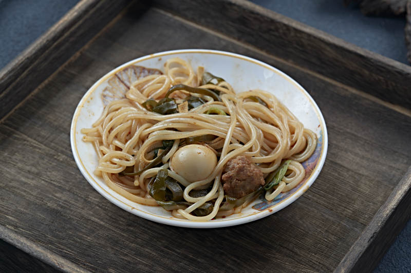 街头小吃酸辣粉加配菜丸子卤蛋