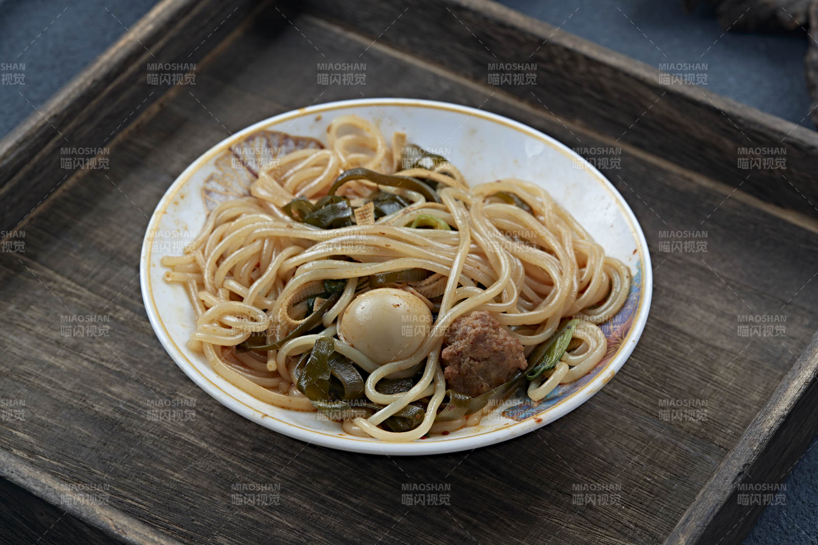 街頭小吃酸辣粉加配菜丸子鹵蛋