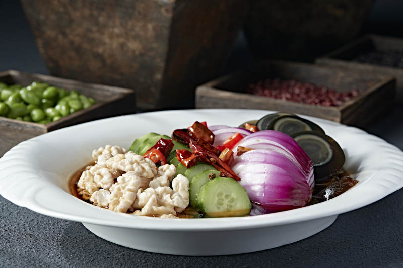 精美小涼菜老醋拌四樣花瓜洋蔥桃仁皮蛋