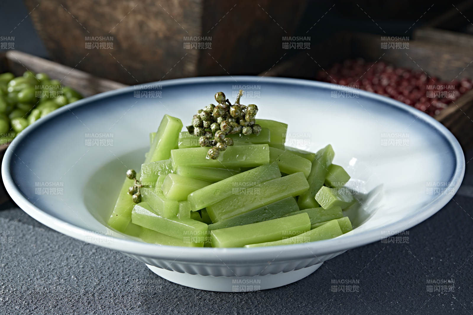 开胃小凉菜藤椒油椒麻拌莴笋