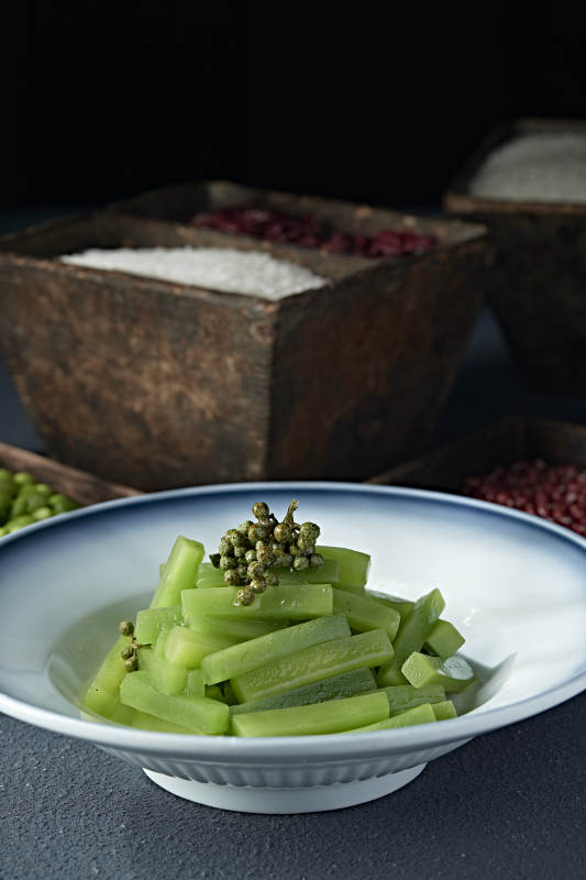 开胃小凉菜藤椒油椒麻拌莴笋