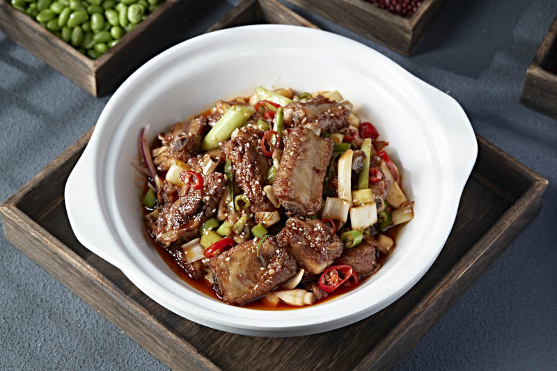 石锅双椒葱香红油烧排骨