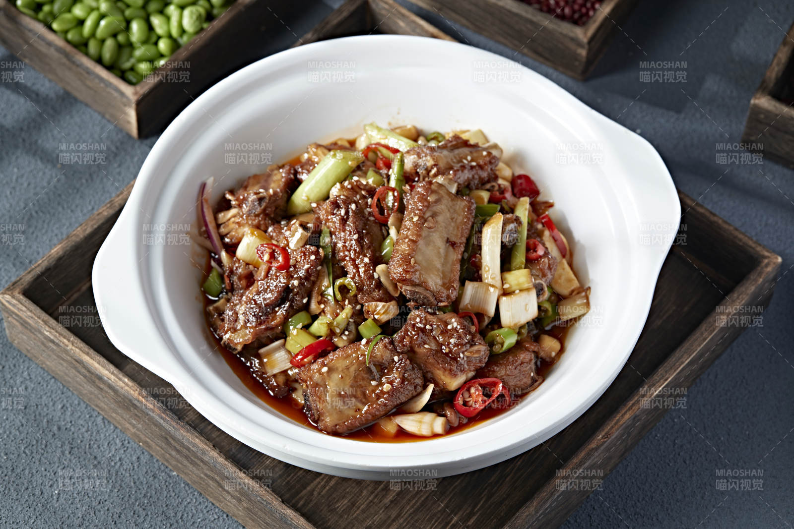 石锅双椒葱香红油烧排骨