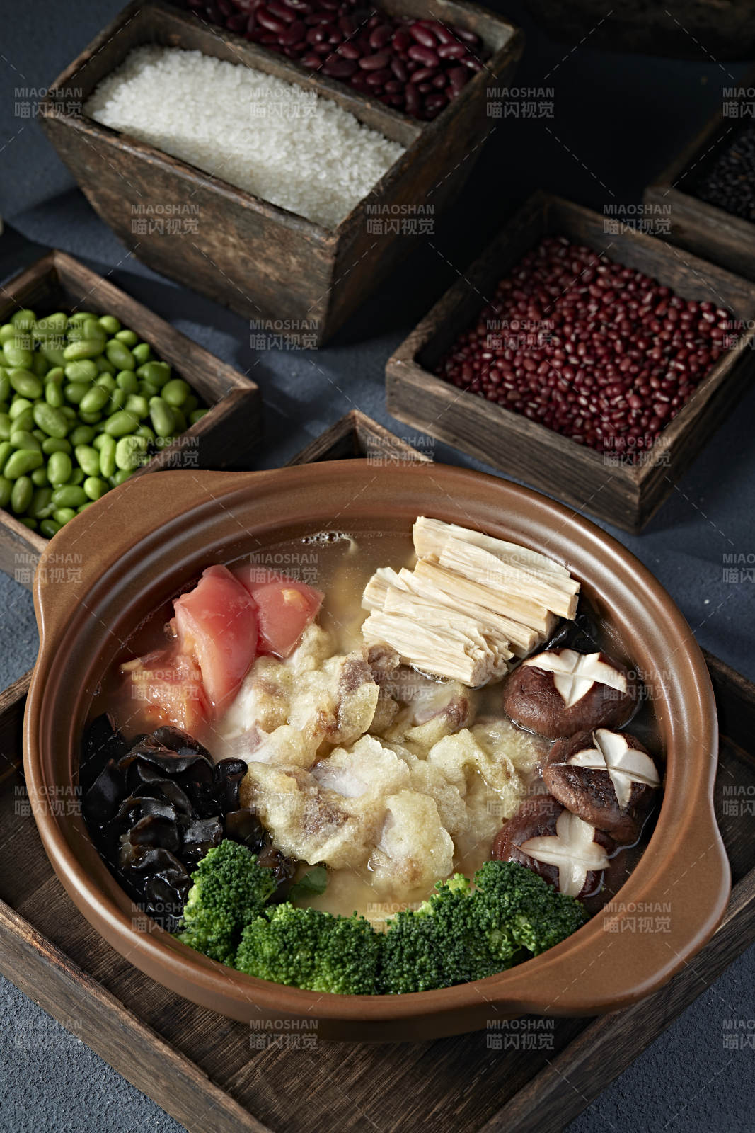 养生石锅鸡汤炖番茄木耳香菇腐竹小酥肉