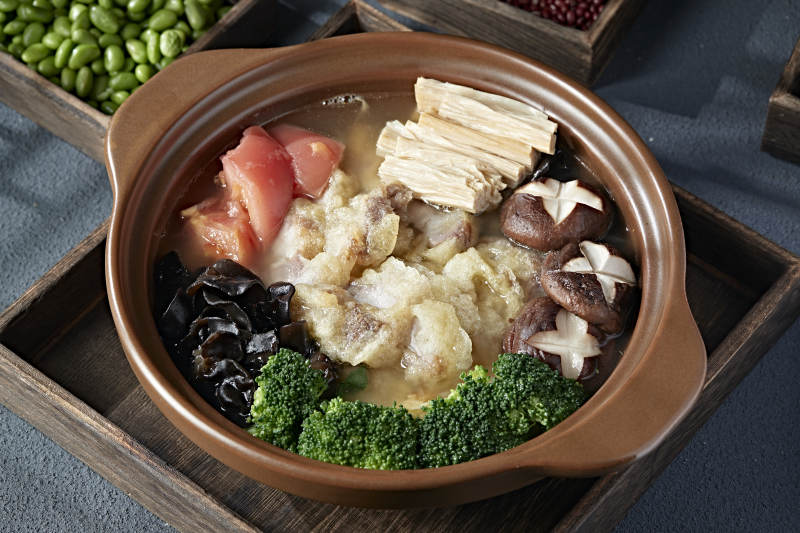 养生石锅鸡汤炖番茄木耳香菇腐竹小酥肉