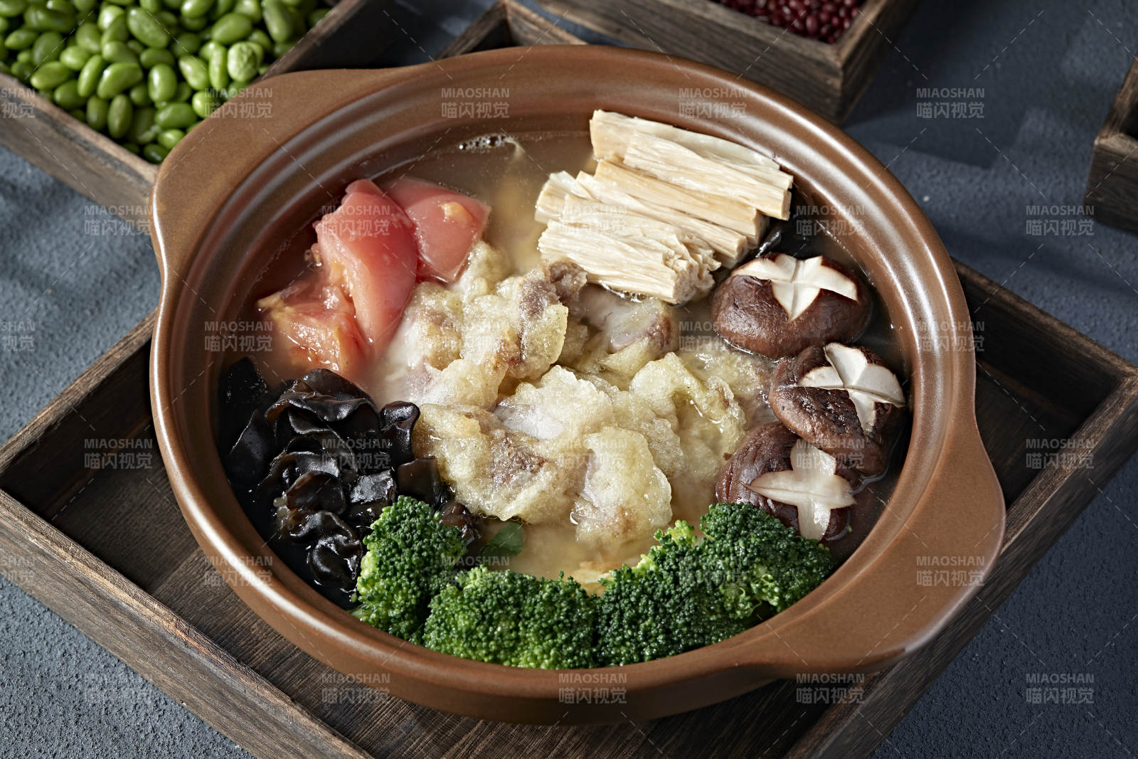 养生石锅鸡汤炖番茄木耳香菇腐竹小酥肉