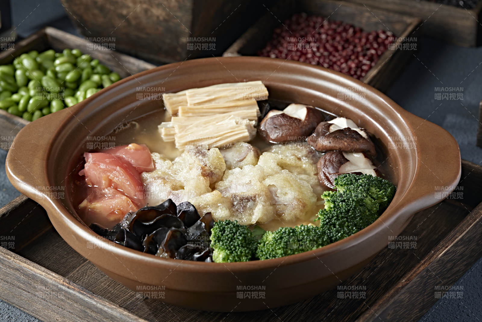 养生石锅鸡汤炖番茄木耳香菇腐竹小酥肉