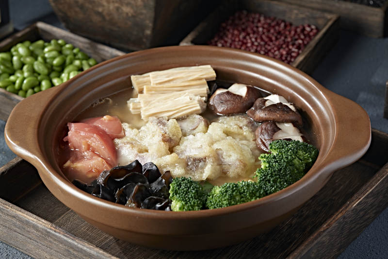 养生石锅鸡汤炖番茄木耳香菇腐竹小酥肉