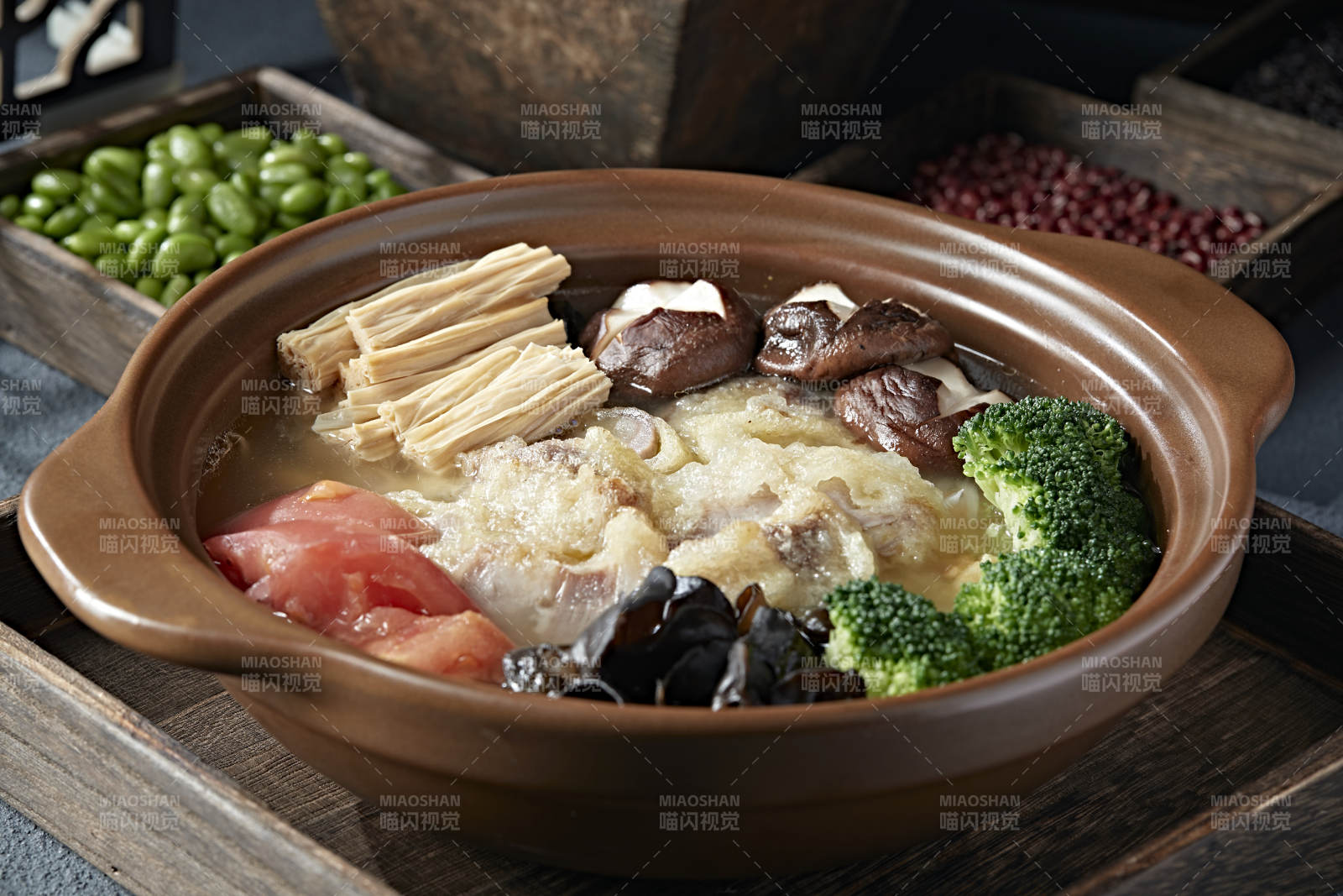 养生石锅鸡汤炖番茄木耳香菇腐竹小酥肉