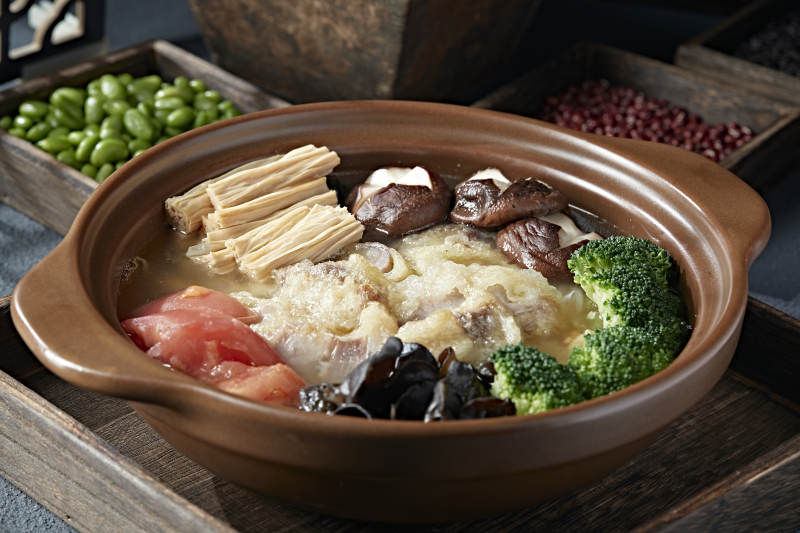 养生石锅鸡汤炖番茄木耳香菇腐竹小酥肉