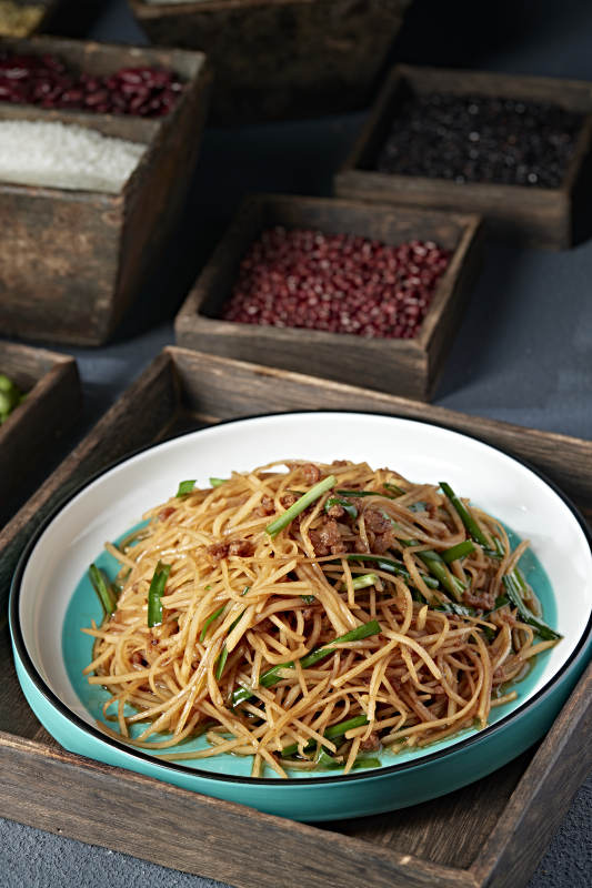 家常小炒美味韭菜肉沫土豆丝