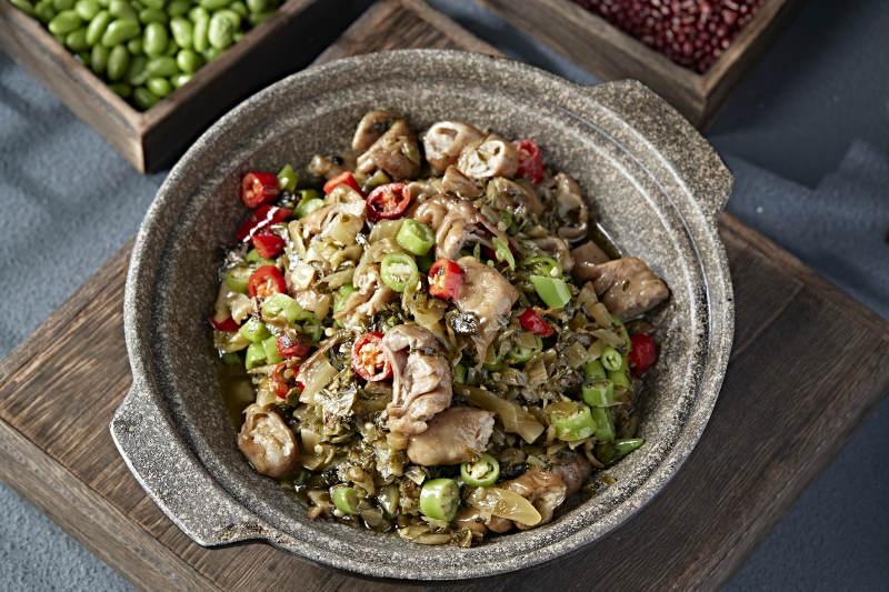 双椒梅菜石锅烧肥肠