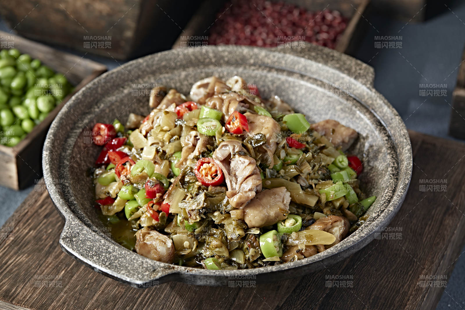 双椒梅菜石锅烧肥肠