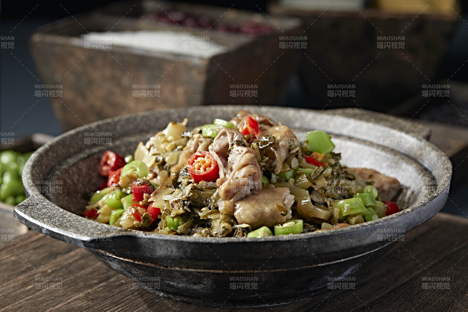 双椒梅菜石锅烧肥肠