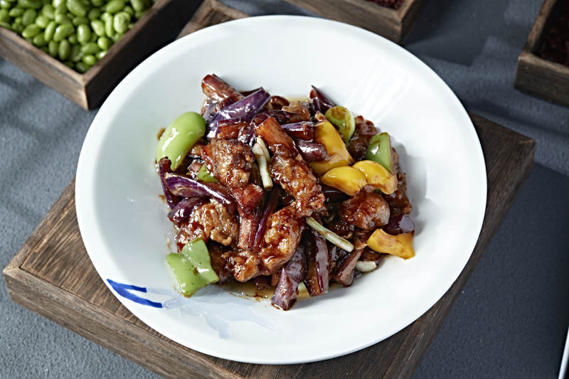 彩椒焦熘肉段烧茄条