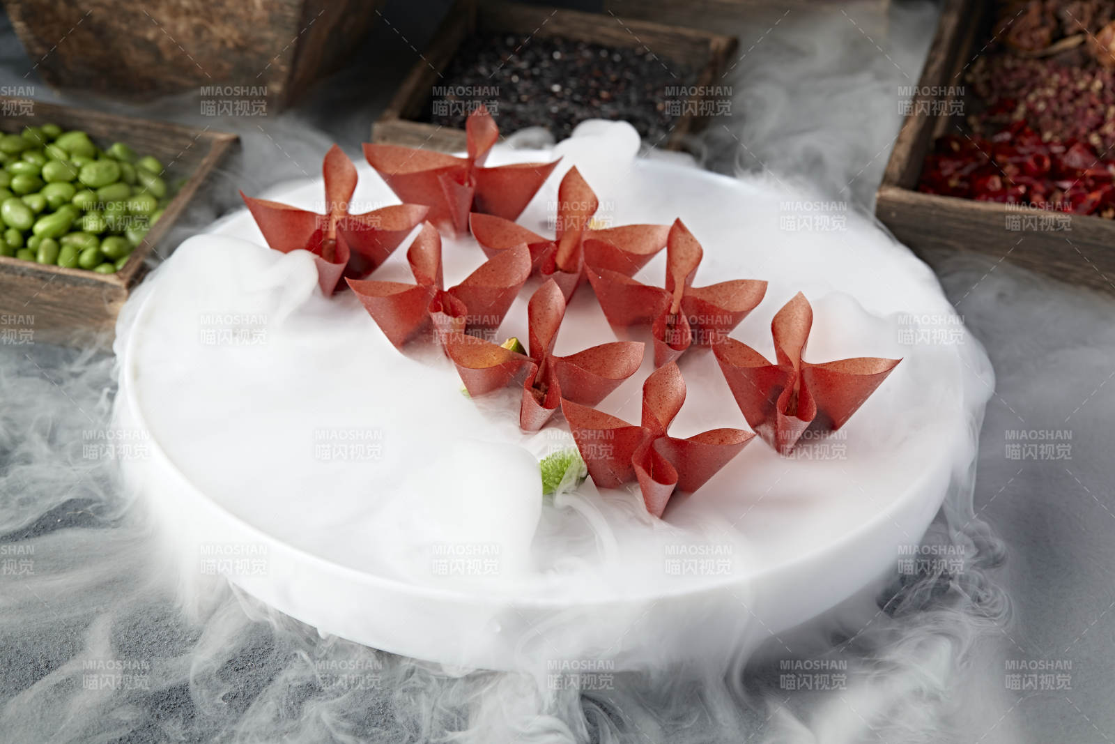 精美涼菜油炸山楂面皮小餛飩-攝影圖