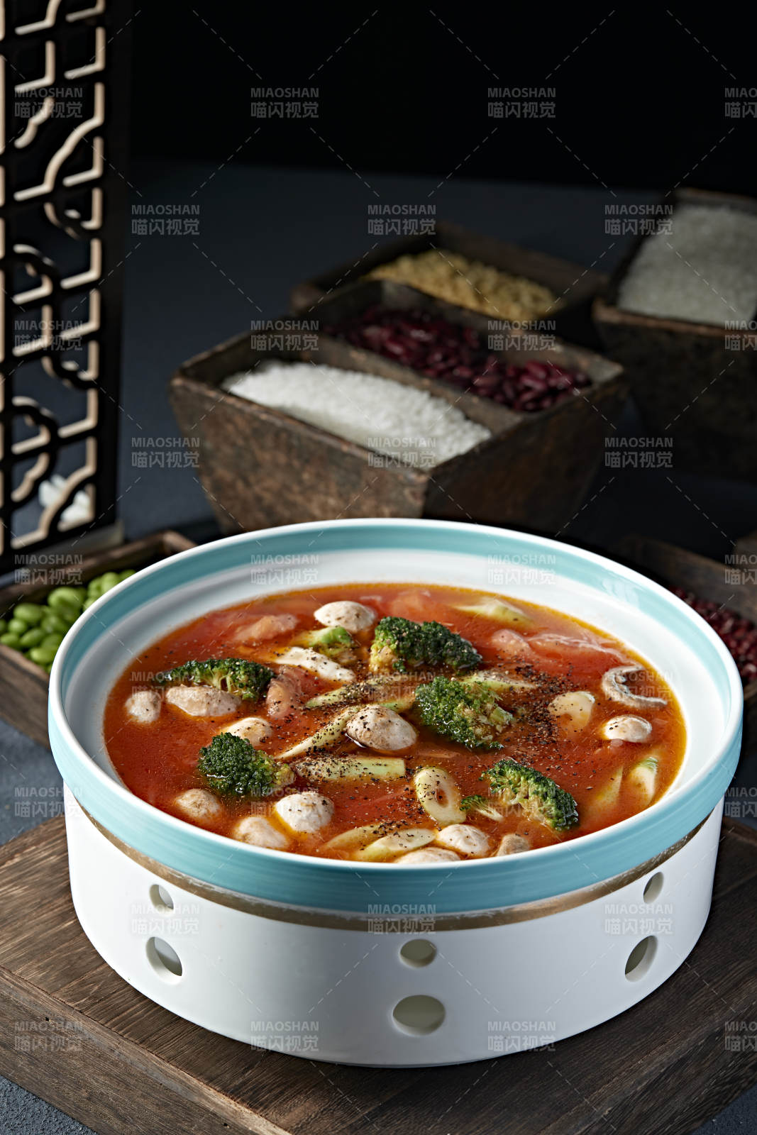 俄式風(fēng)味番茄紅湯西藍(lán)花竹筍燉口蘑